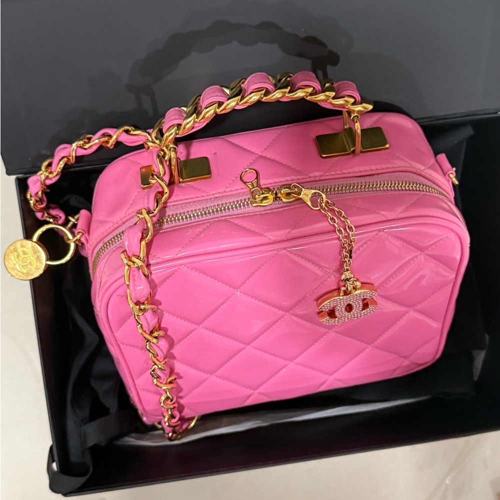 Rare🎀Chanel Barbie Pink 24K gold plated Hardwear vanity‼️ Bag charm Not included - Picture 3 of 16
